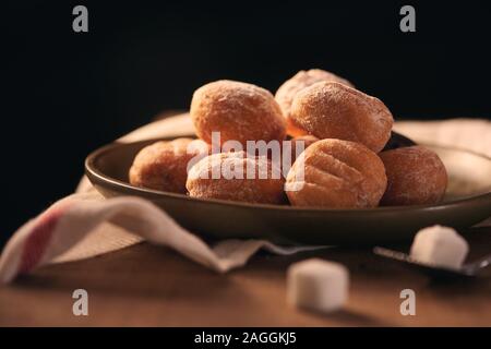 Piccole ciambelle con zucchero a velo il fuoco selettivo Foto Stock