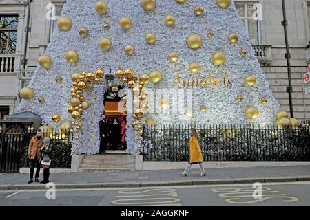 Vista esterna del Annabels club privato sulla Berkeley Square Mayfair con oro baubles di Natale decorazioni in West London W1 Inghilterra UK KATHY DEWITT Foto Stock