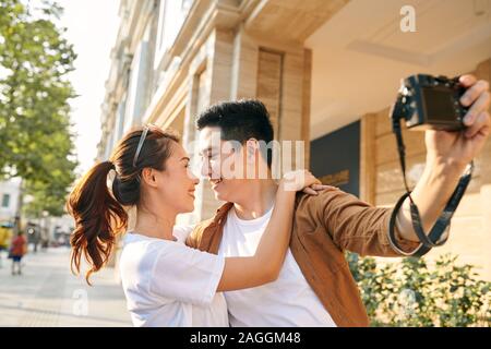 Turisti felici di prendere foto di se stessi Foto Stock