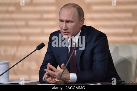 Mosca, Russia. 19 dicembre, 2019. Il presidente russo Vladimir Putin durante il suo annuale di fine anno conferenza News Dicembre 19, 2019 a Mosca, in Russia. Durante l'evento Putin ha denunciato l'impeachment di Donald Trump, ha messo in dubbio le cause dei cambiamenti climatici e suggerito egli può rimanere in passato di potenza 2024. Credito: il Cremlino Piscina/Cremlino Piscina/Alamy Live News Foto Stock