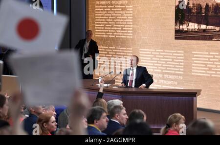 Mosca, Russia. 19 dicembre, 2019. Il presidente russo Vladimir Putin durante il suo annuale di fine anno conferenza News Dicembre 19, 2019 a Mosca, in Russia. Durante l'evento Putin ha denunciato l'impeachment di Donald Trump, ha messo in dubbio le cause dei cambiamenti climatici e suggerito egli può rimanere in passato di potenza 2024. Credito: il Cremlino Piscina/Cremlino Piscina/Alamy Live News Foto Stock