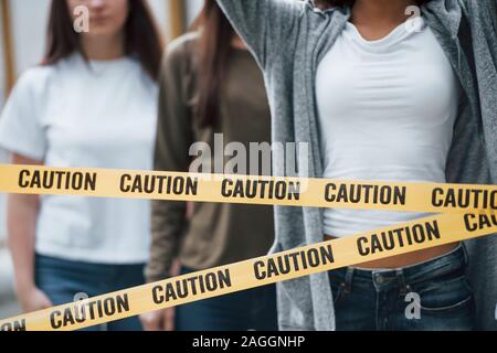 Comunità di giovani attivisti. Gruppo di le femministe hanno protesta per i loro diritti all'aperto Foto Stock