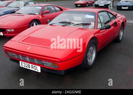 Tre quarti frontale di un Rosso, 1987, Ferrari 328 GTB, sul display nel Ferrari Owners Club della zona di GB, a 2019 Silverstone Classic Foto Stock