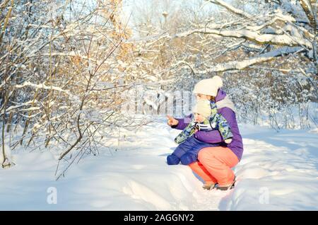 La madre e il bambino in winter park Foto Stock
