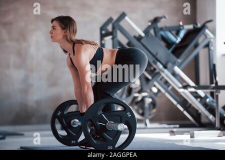 È possibile farlo. Foto di una splendida bionda donna in palestra a suo tempo di fine settimana Foto Stock