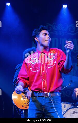 Scott Sharrard, Kid Ramos, Paul Nelson, Stef Papia insieme sul palco durante il Flirting the Blues Foto Stock