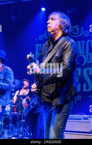 Scott Sharrard, Kid Ramos, Paul Nelson, Stef Papia insieme sul palco durante il Flirting the Blues Foto Stock