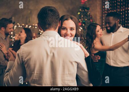 Retro vicino la foto della bella signora ballando con la sua fidanzata nella notte di Natale X-mas parte incontro con i suoi compagni hanno usura formale in casa Foto Stock