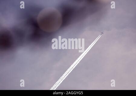 Riattivazione di un alto piano di volo con diagonale di cielo blu visto dal di sotto Foto Stock