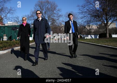 Washington, Stati Uniti d'America. Xix Dec, 2019. Il segretario del Tesoro Steven Mnuchin passeggiate a parlare con i membri dei media alla Casa Bianca il 19 dicembre 2019 a Washington, DC. (Foto di Oliver Contreras/SIPA USA) Credito: Sipa USA/Alamy Live News Foto Stock