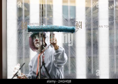 Tokyo, Giappone. Xix Dec, 2019. Un detergente per vetri vestito come un mouse salviette le finestre dell'Hotel Ryumeikan Tokyo. Questo è un evento annuale in cui window cleaners vestire come zodiaco cinese di animali della presente e il prossimo anno per promuovere di fine anno e il nuovo anno. Il 2019 è l'anno del cinghiale, e il 2020 sarà l'anno del ratto. Credito: Rodrigo Reyes Marin/ZUMA filo/Alamy Live News Foto Stock