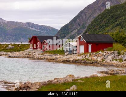 Isola di KVALØYA, Troms County, Norvegia - Edifici e il paesaggio costiero vicino Tromvik. Foto Stock