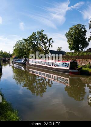 Canal barche ormeggiate sul Grand Union Canal, Stoke Bruerne, Northamptonshire, Inghilterra, Regno Unito. Foto Stock