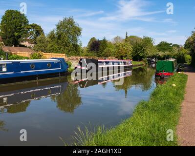 Canal barche ormeggiate sul Grand Union Canal, Stoke Bruerne, Northamptonshire, Inghilterra, Regno Unito. Foto Stock