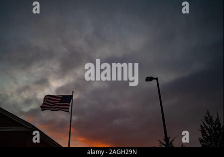 Una bandiera americana Vola nel vento di una Shopping Plaza Foto Stock