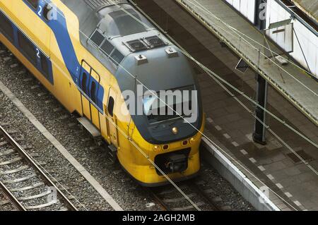 In attesa del treno in corrispondenza della piattaforma, in corrispondenza della stazione Nijmegen vista da sopra Foto Stock