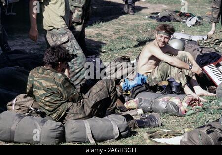 Il 13 agosto 1993 durante la guerra in Bosnia: BSA (Bosnian-Serb) i soldati rilassarsi nel sole caldo sul monte Bjelašnica dopo intensi combattimenti con forze ARBiH. Foto Stock