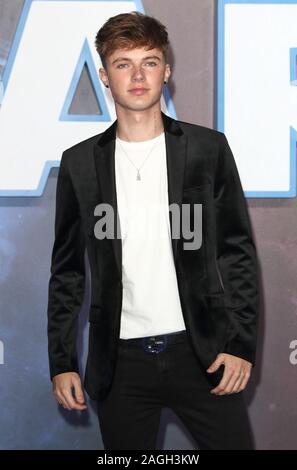 Londra, Regno Unito. Xviii Dicembre, 2019. LONDON, Regno Unito - 18 dicembre 2019: HRVY assiste la "Star Wars: Il luogo di Skywalker' Premiere europeo a Cineworld Leicester Square a Londra. Credito: SOPA Immagini limitata/Alamy Live News Foto Stock