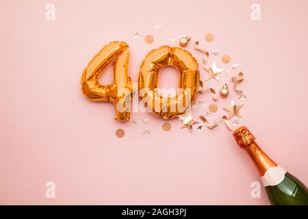 Lieto quarantesimo anniversario partito. Bottiglia di Champagne con numero gold palloncino. Foto Stock