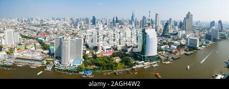 Il bellissimo panorama cityscape, grattacieli, vista dello skyline di giorno della città di Bangkok, Tailandia