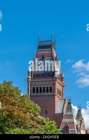 CAMBRDIGE, MA/STATI UNITI D'America - 29 settembre 2019: Memorial Hall e Sanders Theatre sul campus dell'Università di Harvard. Foto Stock