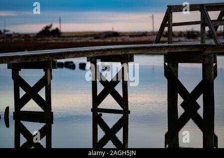 Una passerella su un fiume vicino alla spiaggia Foto Stock