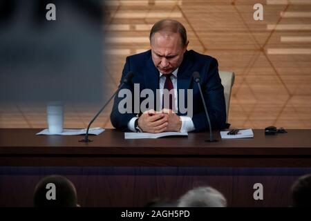 Mosca, Russia. Xix di dicembre, 2019 Il presidente russo Vladimir Putin parla con i media durante il suo annuale conferenza news, a Mosca, Russia Foto Stock