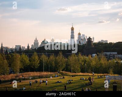 Parco a Mosca circondato dal verde con la Cattedrale di Cristo Salvatore sullo sfondo Foto Stock