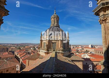 Skyline del Clerecia palazzo universitario cupola in Salamanca sotto i cieli blu con skyline di Salamanca Foto Stock