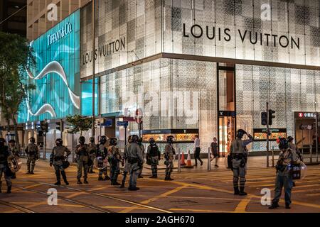 HongKong - Novembre 2019: Polizia nella parte anteriore del negozio Louis Vuitton nel centro di Hong Kong durante il 2019 HongKong proteste, una serie di manifestazioni a Hongkong Foto Stock