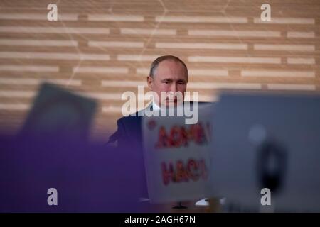 Mosca, Russia. Xix di dicembre, 2019 Il presidente russo Vladimir Putin parla con i media durante il suo annuale conferenza news, a Mosca, Russia Foto Stock