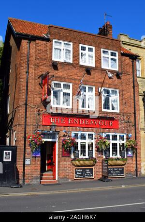 Il pub Endeavour, (precedentemente The Imperial) a Whitby, North Yorkshire, Inghilterra. (Come nel luglio 2017). Insegne offrono musica dal vivo, alloggio, camere, famiglia e cani, e 'portare il proprio patatine'. Foto Stock