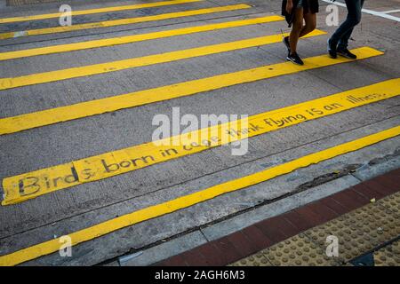 HongKong - Novembre 2019: politico graffiti a leggere 'uccelli nati in gabbia pensare volare è una malattia' durante il 2019 HongKong proteste Foto Stock