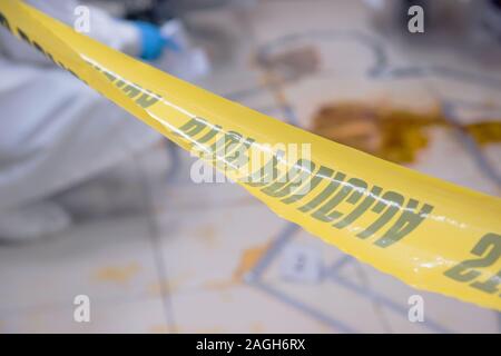 I tecnici forensi prendendo campioni di DNA da sangue la macchia con un batuffolo di cotone su omicidio scena del crimine. Esperto di criminologia di raccolta delle prove il crimine Foto Stock