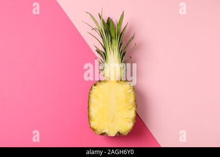 La metà di ananas in due tonalità di sfondo, spazio per il testo Foto Stock