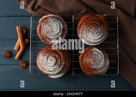 Panini alla cannella, anice e asciugamani su sfondo di legno, vista dall'alto Foto Stock