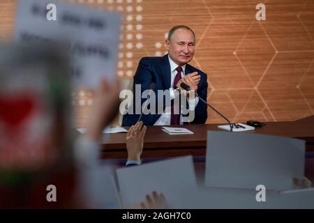 Mosca, Russia. Xix di dicembre, 2019 Il presidente russo Vladimir Putin parla con i media durante il suo annuale conferenza news, a Mosca, Russia Foto Stock