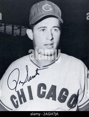 Vintage firmato in bianco e nero foto souvenir di Major League Baseball player Ron Santo con la Chicago Cubs circa 1960. Foto Stock
