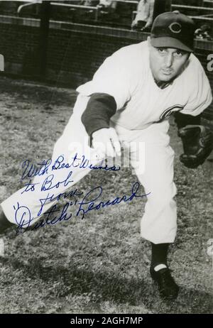 Vintage firmato in bianco e nero foto souvenir di Major League Baseball player olandese Leonard con la Chicago Cubs circa 1940s-1950s. Foto Stock