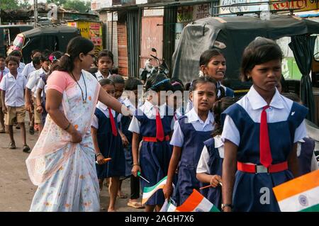 YAVATMAL, Maharashtra, India, agosto - 15, 2011: sfilando al terreno di ufficio Tahsil in occasione dell India il giorno di indipendenza, Agosto 15, 2011, Yavat Foto Stock