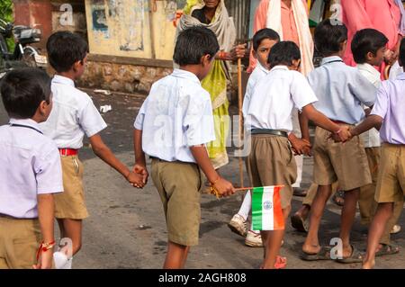 YAVATMAL, Maharashtra, India, agosto - 15, 2011: sfilando al terreno di ufficio Tahsil in occasione dell India il giorno di indipendenza, Agosto 15, 2011, Yavat Foto Stock