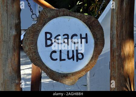 Un cartello in legno che recita "Beach Club". Foto Stock