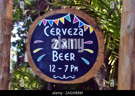 Un cartello in legno che legge, "Cerveza 2 x 1, birra 12-7 pm'. Foto Stock