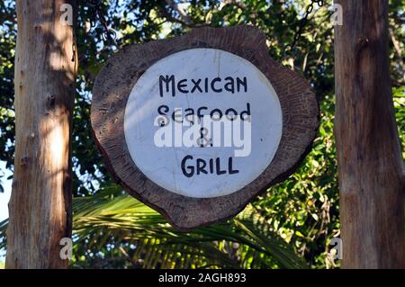 Un cartello in legno la legge 'Mexican piatti a base di frutti di mare e Grill". Foto Stock