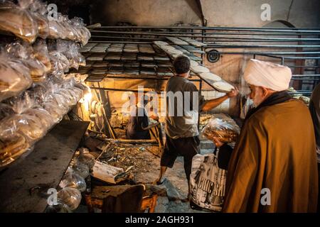 La cottura del pane nel Souk Area, pneumatico o aspro, Libano Foto Stock