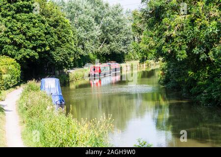 Bradford on Avon Regno Unito 13 luglio 2019 una vista del Kennet and Avon canal da una banca di rilievo nei pressi del Trowbridge Road bridge Foto Stock