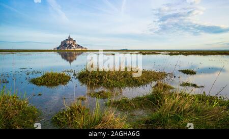 Le Mont Saint Michel visto dalla baia in Normandia, Francia Foto Stock