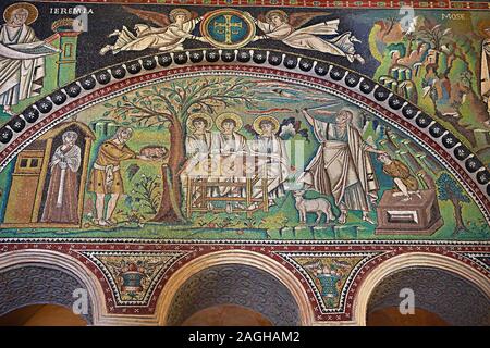 Pannello a mosaico raffigurante il Sacrificio di Isacco. Romano bizantino dei mosaici della Basilica di San Vitale a Ravenna, Italia. Decorazione a mosaico pagato da Foto Stock