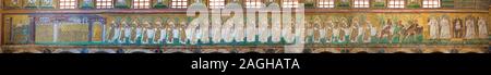 Panoramica dei Bizantini mosaici romani , c. 561 d.c. nella Basilica di Sant'Apollinare Nuovo, raffiguranti 22 vergini portato da tre Re Magi, Ravenna, Italia Foto Stock