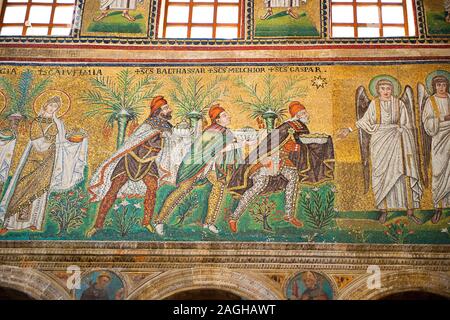 Bizantina mosaici romani , c. 561 d.c. nella Basilica di Sant'Apollinare Nuovo, raffiguranti 22 vergini portato da tre Re Magi, Ravenna, Italia Foto Stock